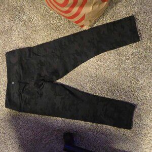 Lulu Lemon CAMO Cropped leggings  SIZE 4
